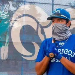 estudiante sosteniendo un bate de beisbol