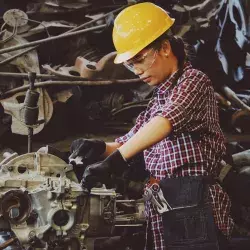 Mujer ingeniera en su campo de acción 