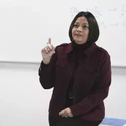 La profesora que impulsa la ciencia en niñas y adolescentes 