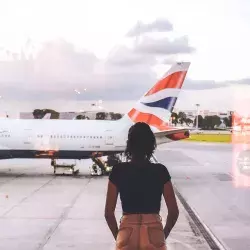 Mujer en sala de espera de aeropuerto internacional