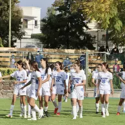 El equipo celebra su triunfo.