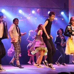 PrepaTec Santa Anita presentó el espectáculo musical Grease en el teatro Galerías.