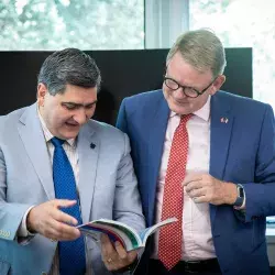 El embajador de Canadá Graeme C. Clark con el rector David Garza