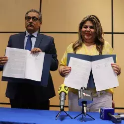 Directores del Tec y SEISA con los documentos firmados