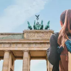 Estudiante frente a monumento en Alemania doble titulación