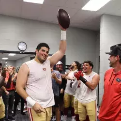 Alfredo Gutiérrez given award by 49ers for his debut