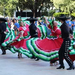 Alumnos y alumnas de Raíces bailando número de folklore