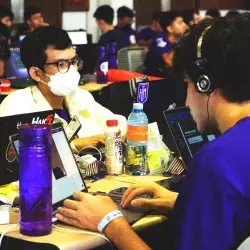 Los ganadores del hackMTY en acción.