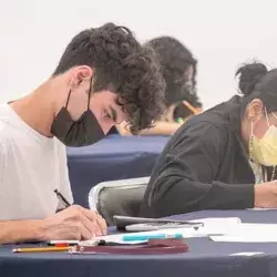 Victor Vazquez participando en la olimpiada de fisica.