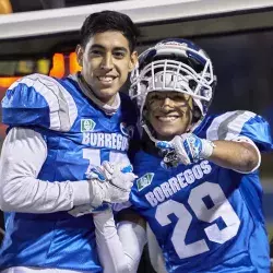 Alonso Hernandes junto con un compañero de equipo tras un partido de Borregos Querétaro