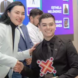 Abraham Jacobo recibiendo reconocimiento por Liderazgo Juvenil en Premio Estatal de la Juventud