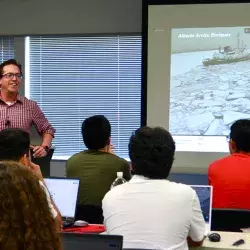 Imagen del profesor Alberto Arvizu impartiendo un curso de Design Thinking en Japón