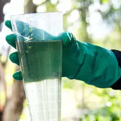 Muestra de agua tratada en la planta del campus León