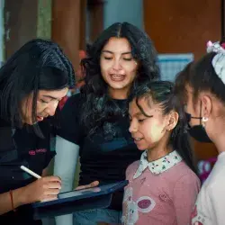 Niñas de escuelas públicas participaron en talleres STEAM organizados por EmpowerShe en el campus Puebla como parte de un curso de verano