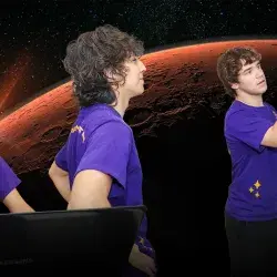 Montaje de 3 estudiantes trabajando sobre un fondo que muestra el planeta Marte en el espacio.