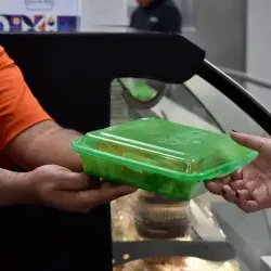 Comunidad Tec utiliza contenedores de plástico reutilizable para la comida