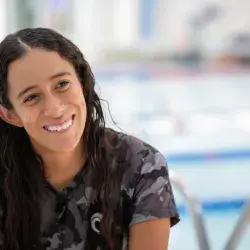 Atleta paralímpica de natación, Lorena Puente, en alberca del campus Monterrey