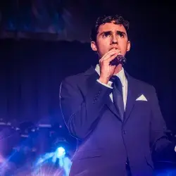 Estudiante viste de traje y destaca como cantante en evento del 50 aniversario del Tec de Monterrey campus Laguna