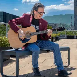 Luis Raúl Domínguez toca la guitarra 