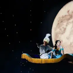 Aladdin y Jazmine en la alfombra mágica
