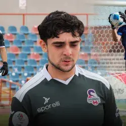 Montaje de tres fotos de Abraham Soqui portando su uniforme de fútbol. 