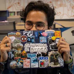 Estudia en la UNAM y en el Tec al mismo tiempo, y a la par construye El Manual de Diego