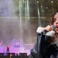 Alumna Tec durante su actuación en el concierto de Mijares.