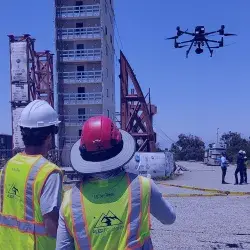 Abraham Romo volando un dron