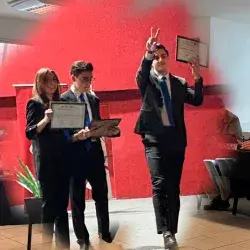 Laguneros festejan el bicampenato conseguido en el Torneo Nacional de Debate del IMEF Universitario celebrado en Guadalajara