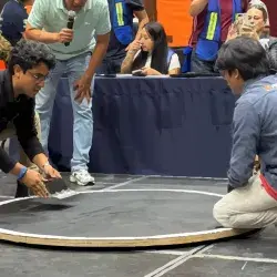 Jonathan en competencia de robótica Sumo
