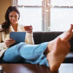 Mujer leyendo en una tableta digital.