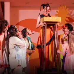 Actores con vestuarios y narices de payaso.