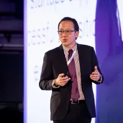 Michael J. L. Fung, director ejecutivo del Instituto para el Futuro de la Educación (IFE) del Tec de Monterrey, en el escenario hablando de como la inteligencia artificial (IA) generó una disrupción en la enseñanza