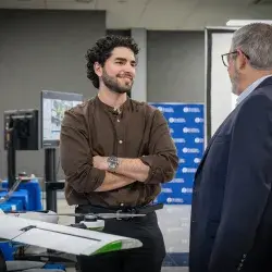 Estudiante hablando con otra persona. 
