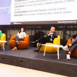 Panel de discusión durante la presentación de InnovaTED, donde cuatro mujeres participan sentadas en sillones de colores sobre un escenario, dialogando sobre innovación y transformación educativa frente a una audiencia. Detrás de ellas se observa una pantalla.