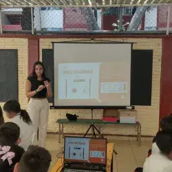 Alexandra Maldonado dando clases a comunidades.