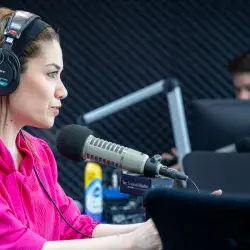 Sandra Canales al micrófono de Tec Sounds Radio 94.9 FM Monterrey dentro de la cabina de transmisión de Desde el Campus..