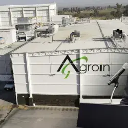 Manuel y la planta de su empresa, Agroin