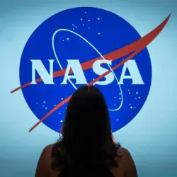 Estudiante volteando a ver el logo de la NASA