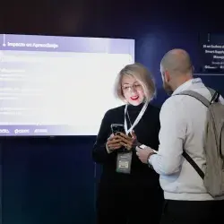 Profesora explica una aplicación de IA en la enseñanza