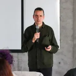 Allan Chochinov encabezó un workshop en el Tecnológico de Monterrey campus Querétaro, donde invitó a estudiantes a replantear el rol del diseñador en una era marcada por la inteligencia artificial, la crisis climática y la transformación social.