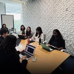 Profesor habla frente a un grupo de estudiantes 