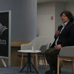 Escritor reflexiona sobre memoria, identidad y escritura en Tec Toluca
