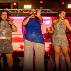Tres cantantes sobre el escenario. 