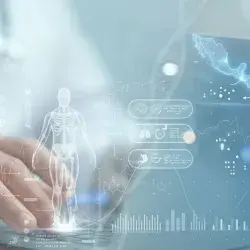 médico, desenfocado en el fondo, trabajando en una computadora portátil con una pantalla táctil. Un gran panel holográfico azul proyecta datos complejos y gráficos sobre la pantalla. Estos gráficos incluyen una visualización en 3D del cuerpo humano con la columna vertebral, un mapa del mundo con puntos de datos globales y gráficos de líneas