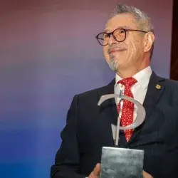 Raúl Monroy, profesor investigador del Tec en Estado de México, es reconocido con el Premio INSIGNIA por su trayectoria de investigación en IA.