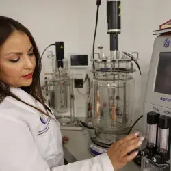 Karina Coronado investiga la trasnformación de insumos sostenible y fue reconocida con el Premio Mujer Tec 2026.