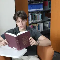 Una de las aficiones de Javier es la lectura