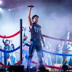 Estudiante del Tec Puebla canta en el escenario durante el concierto "Los Sonidos del Ring"
