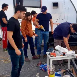 Estudiantes de Ingeniería Mecatrónica del Tec campus Chihuahua construyen un invernadero automatizado en una comunidad de la capital chiuahuense.
